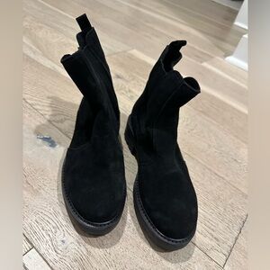 BRAND NEW LA CANADIENNE CASSY Black Suede Chelsea Bootie Size 7 M